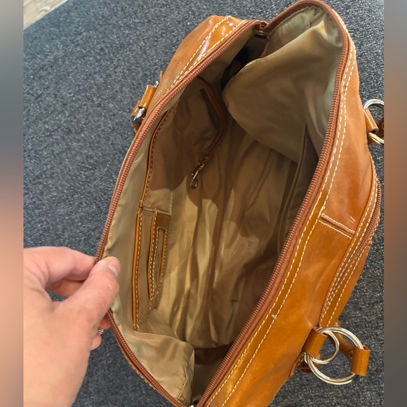 Giani Bernini’s Elegant Tan Leather Gently Used Handbag - Picture 4 of 11